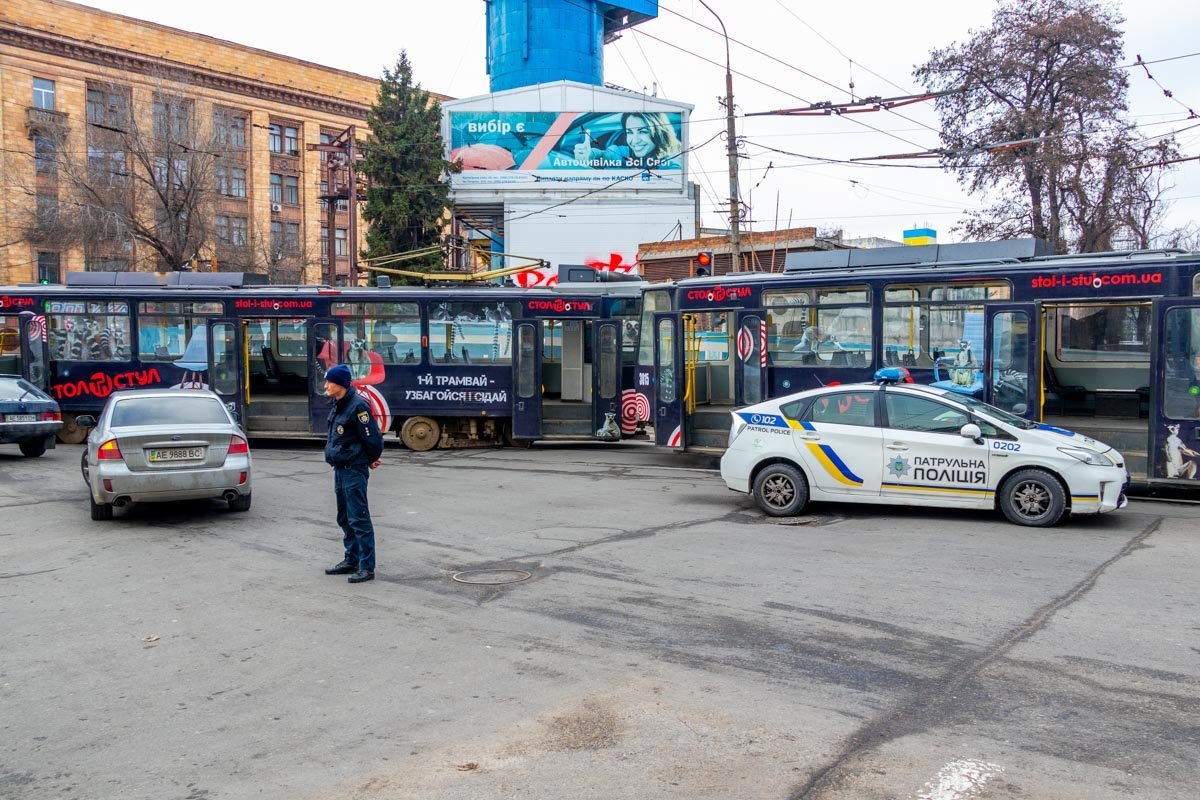 На месте работают сотрудники КП «Днепрэлектротранспорт» и патрульная полиция