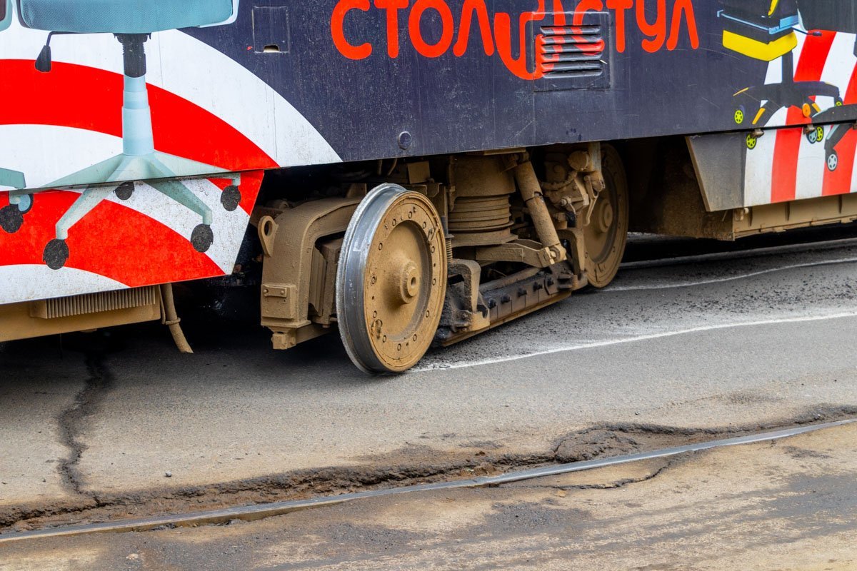 Поломка не только остановила движение трамваев, но и затруднила движение автотранспорта