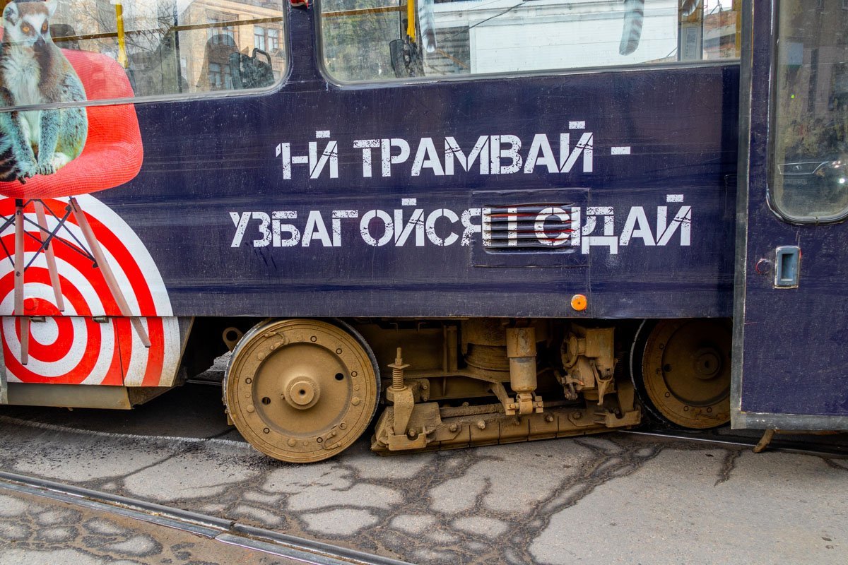 На месте происшествия сотрудники патрульной полиции регулируют движение автотранспорта