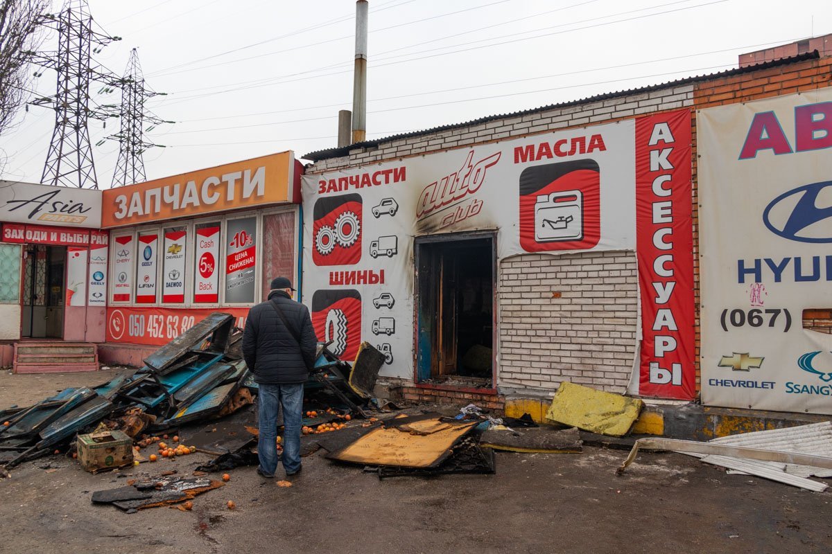 В Днепре на Донецком шоссе горел магазин автозапчастей В Днепре на Донецком шоссе горел магазин автозапчастей