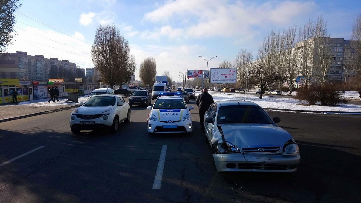 В Днепре на Донецком шоссе столкнулись автомобили Kia Ceed и Daewoo Lanos В Днепре на Донецком шоссе столкнулись автомобили Kia Ceed и Daewoo Lanos
