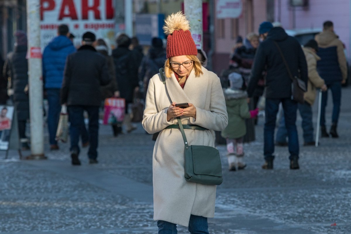 Ищет в 2gis, где купить горячего чаю