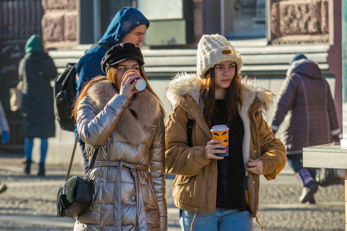 Он что... без шапки?