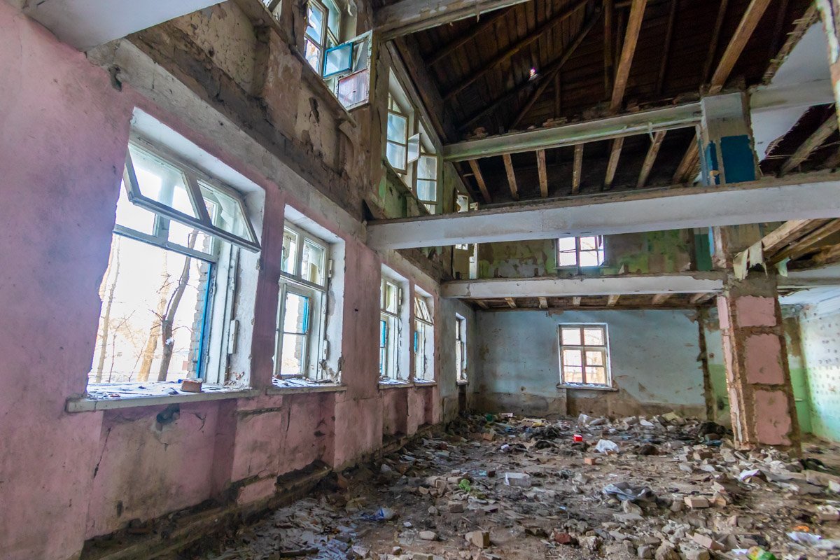 Здание не обнесено забором