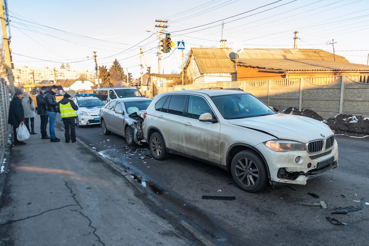 В Днепре на улице Янтарной столкнулись 4 автомобиля В Днепре на улице Янтарной столкнулись 4 автомобиля