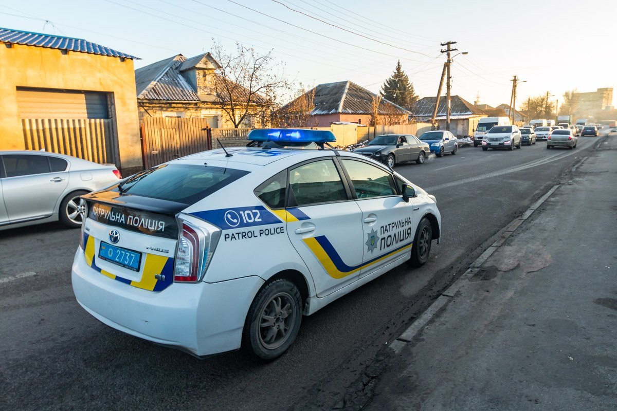 На место происшествия прибыли два экипажа патрульной полиции На место происшествия прибыли два экипажа патрульной полиции