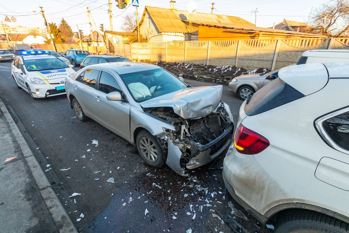 В автомобиль BMW, который был в пробке крайний, по неизвестным причинам "влетела" Toyota В автомобиль BMW, который был в пробке крайний, по неизвестным причинам "влетела" Toyota