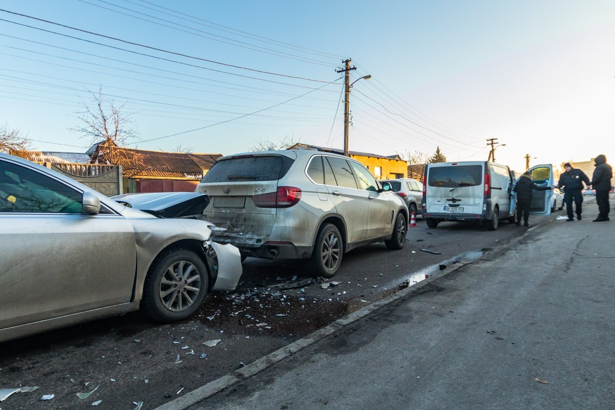 Сильные повреждения получил автомобиль Toyota, у машины полностью "смят" передний бампер Сильные повреждения получил автомобиль Toyota, у машины полностью "смят" передний бампер