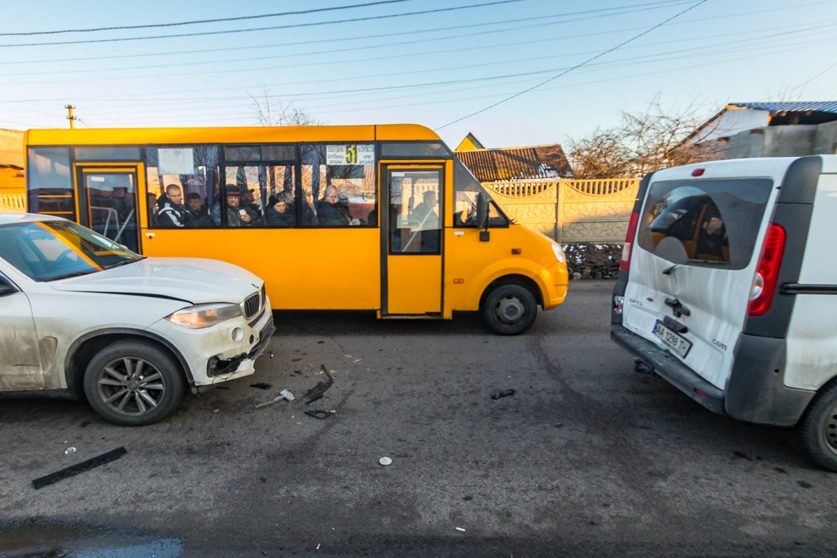 Движение на данном участке дороги затруднено Движение на данном участке дороги затруднено