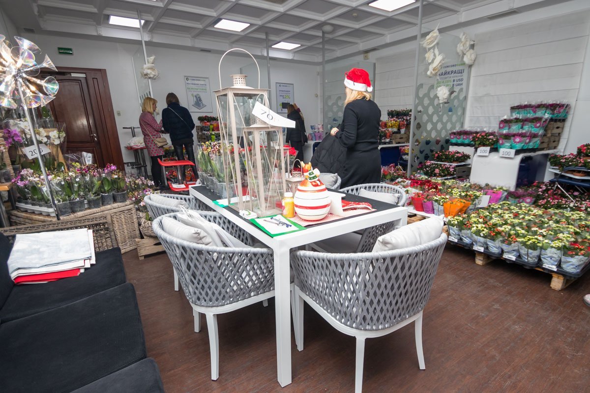 Помимо цветов, там были элементы декора Помимо цветов, там были элементы декора