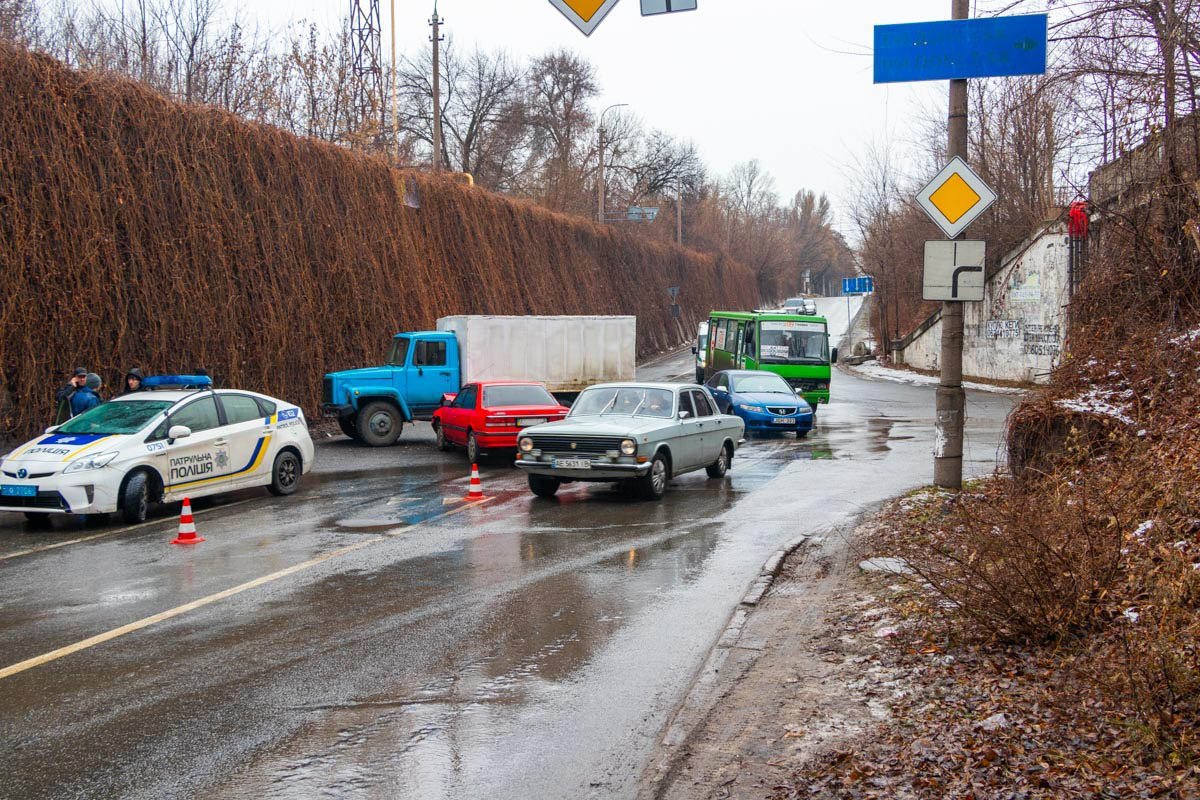 В Днепре на улице Маяковского столкнулись Mazda и хлебовоз В Днепре на улице Маяковского столкнулись Mazda и хлебовоз