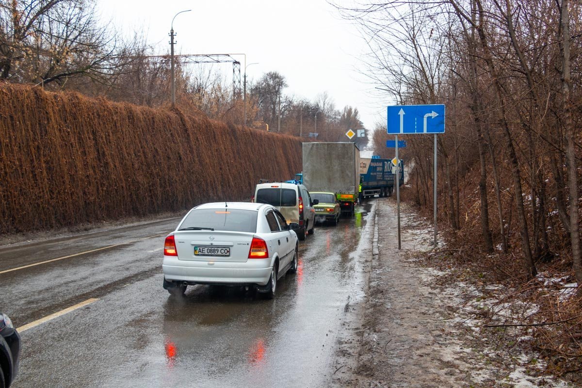 В результате удара хлебовоз откинуло в сторону и он врезался в бетонное ограждение В результате удара хлебовоз откинуло в сторону и он врезался в бетонное ограждение
