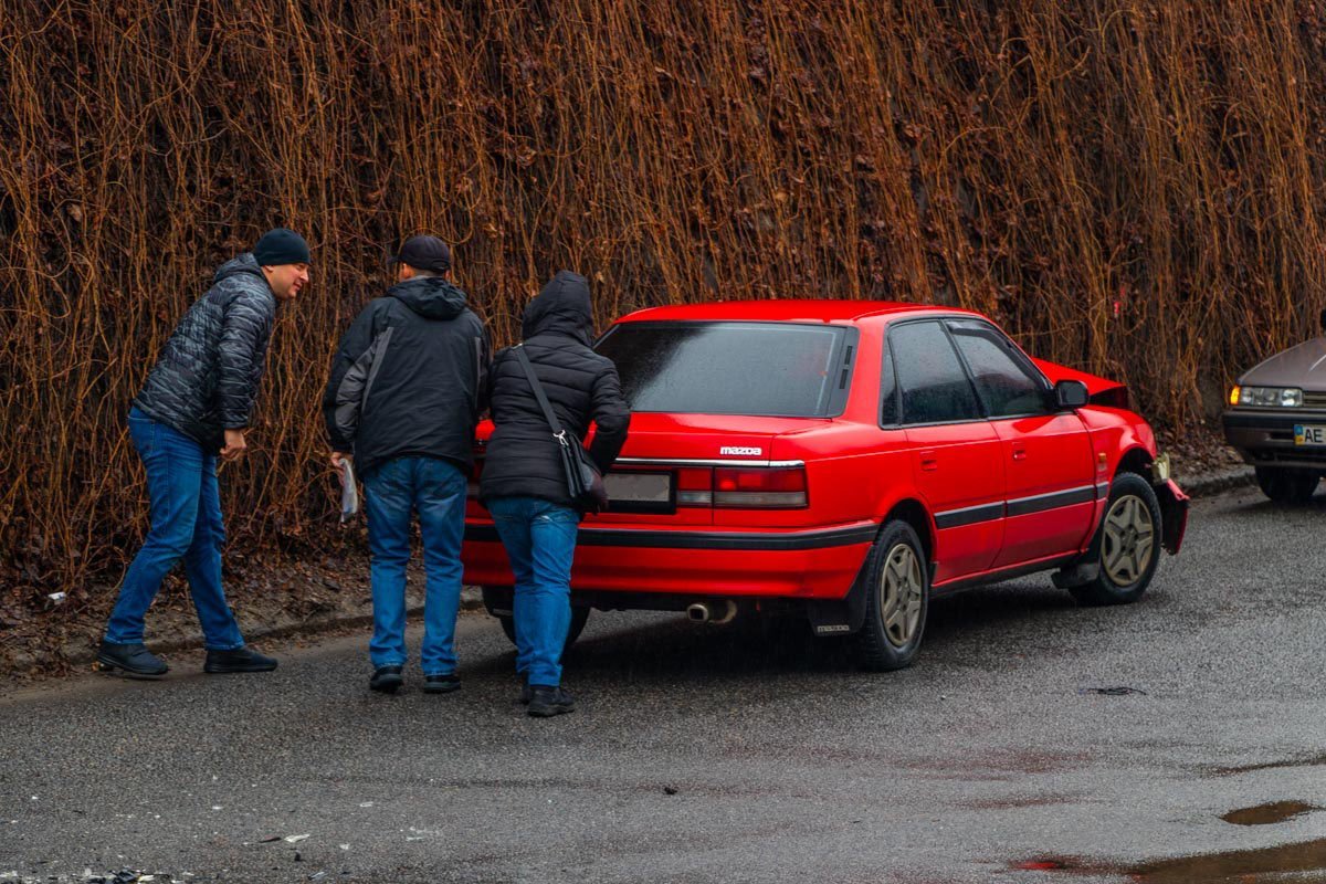 Чтобы предотвратить "тянучку", сотрудники патрульной полиции регулировали движение автотранспотра, а позже автомобили-участники ДТП убрали с проезжей части