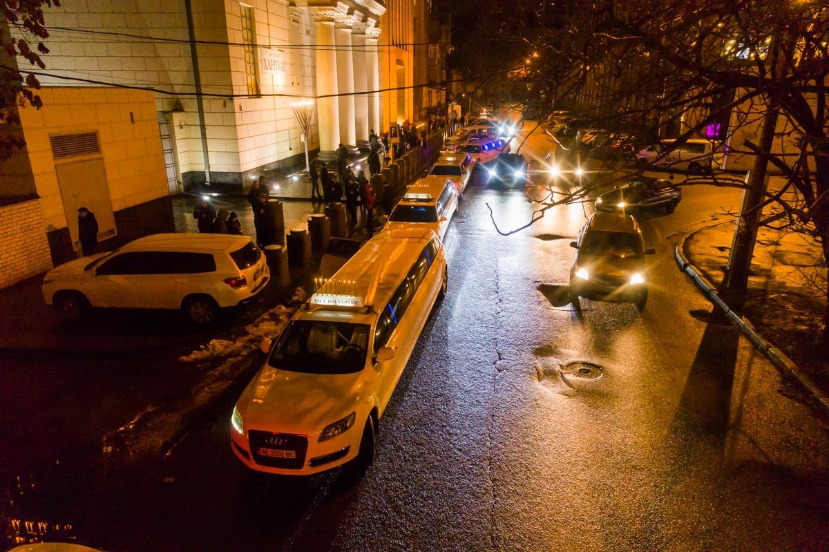 Привлекло внимание прохожих Привлекло внимание прохожих