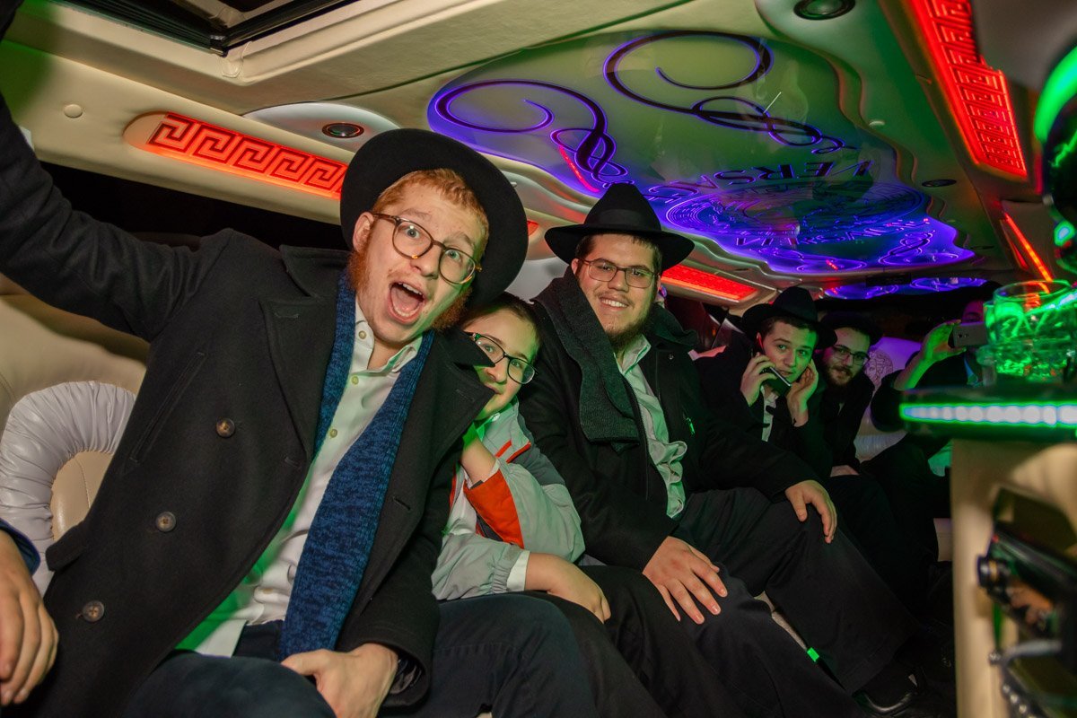 Честь проехаться вместе с колонной досталась детям Честь проехаться вместе с колонной досталась детям