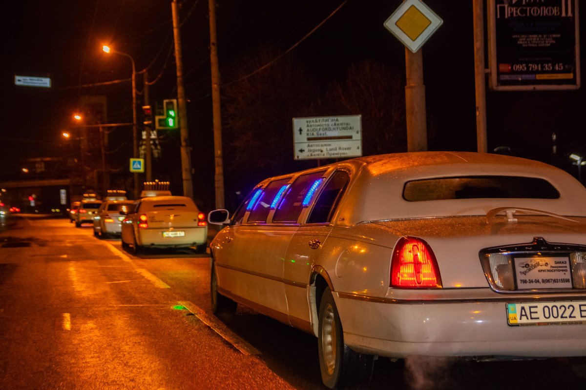 Колонна из пяти машин Колонна из пяти машин