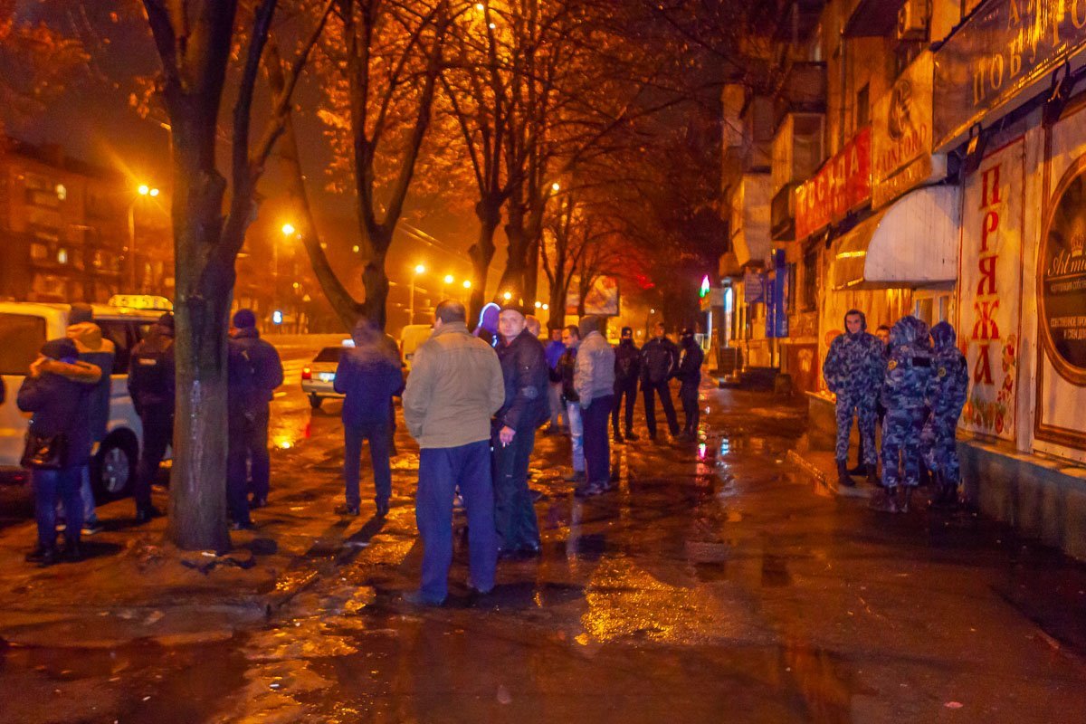 Полиция отгородила мужчину от таксистов Полиция отгородила мужчину от таксистов