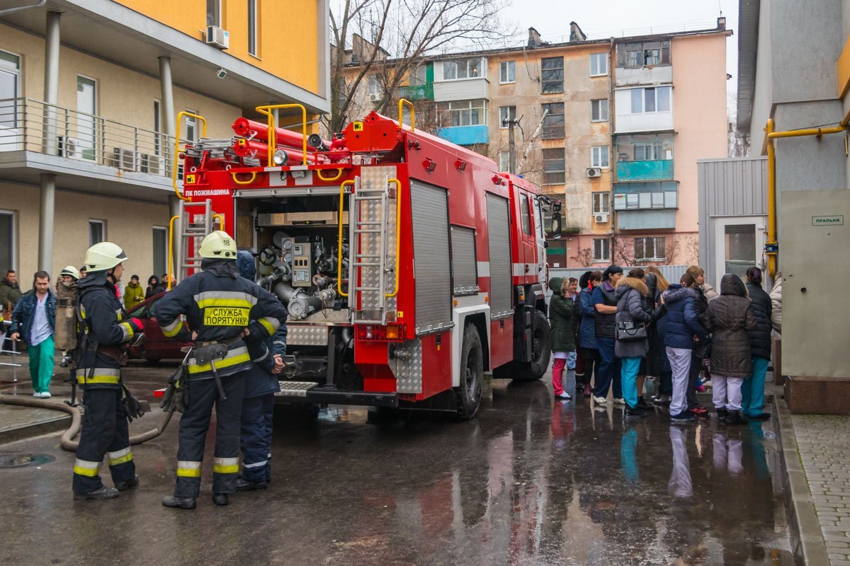 На место немедленно прибыло несколько бригад спасателей На место немедленно прибыло несколько бригад спасателей