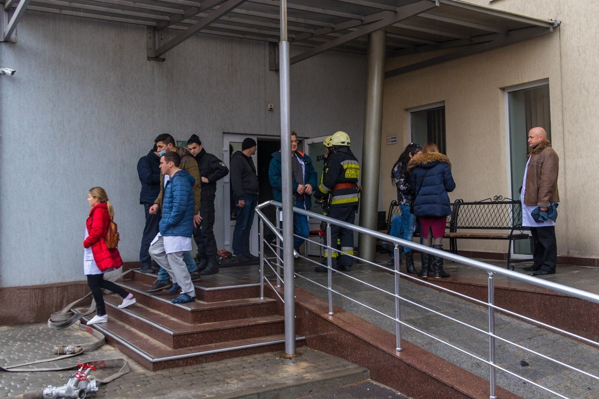 Пожар начался на первом этаже 4-х этажного здания Пожар начался на первом этаже 4-х этажного здания