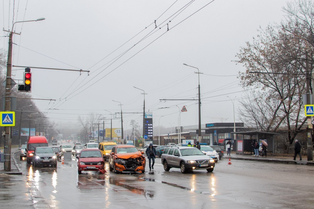 Авария случилась на перекрестке Запорожского шоссе с улицей Генерала Пушкина Авария случилась на перекрестке Запорожского шоссе с улицей Генерала Пушкина