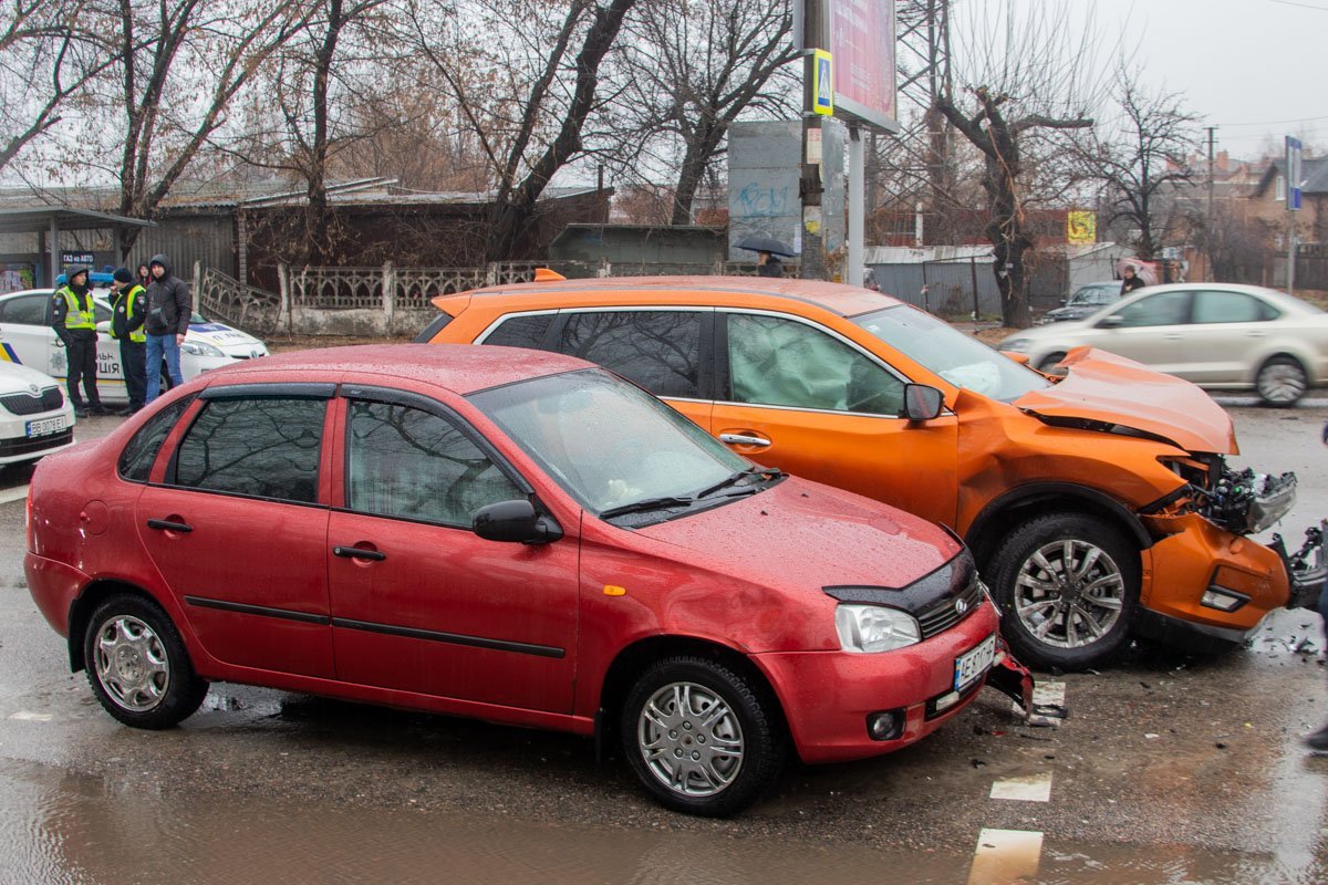 От удара Nissan отбросило в Lada От удара Nissan отбросило в Lada