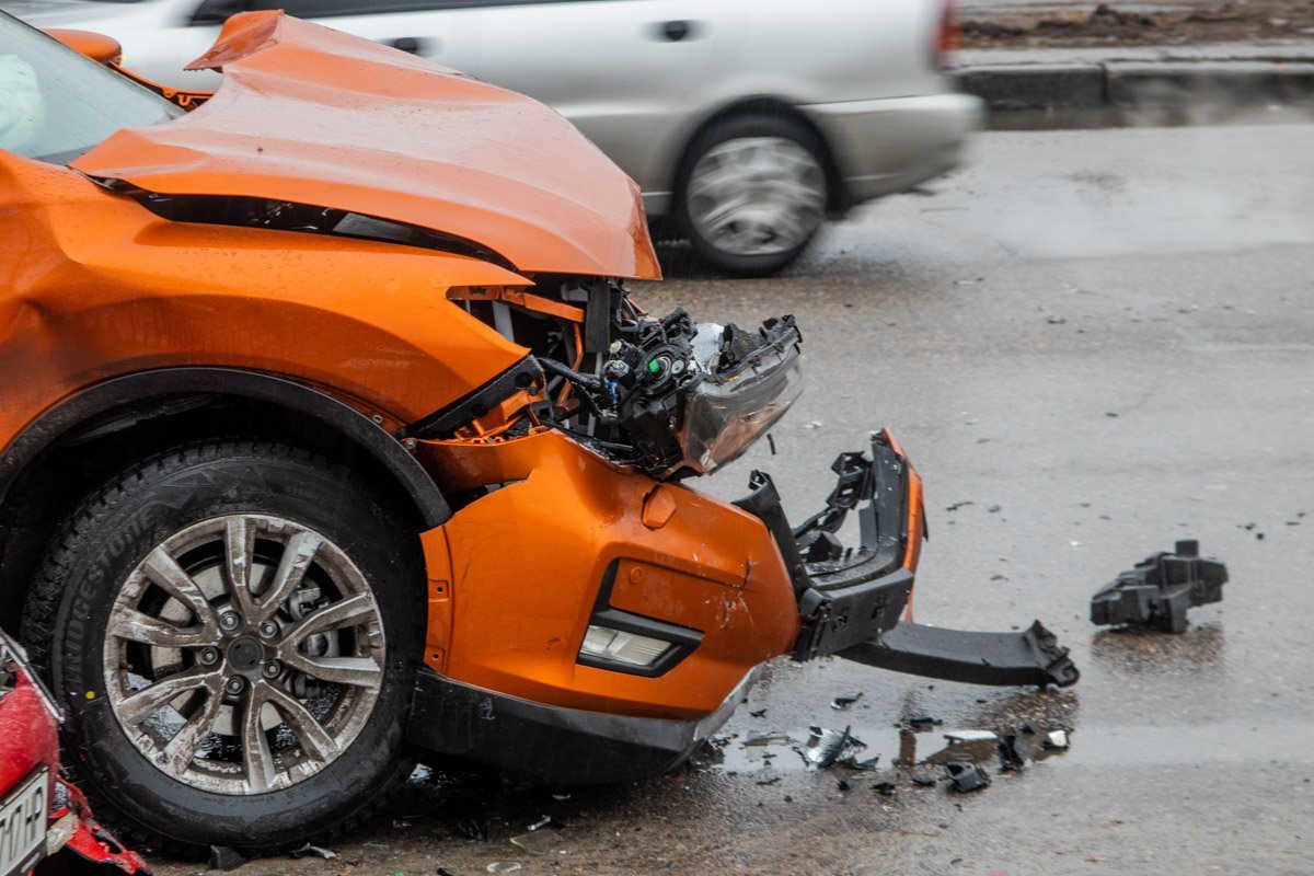 Осколки автомобилей разбросаны по проезжей части Осколки автомобилей разбросаны по проезжей части