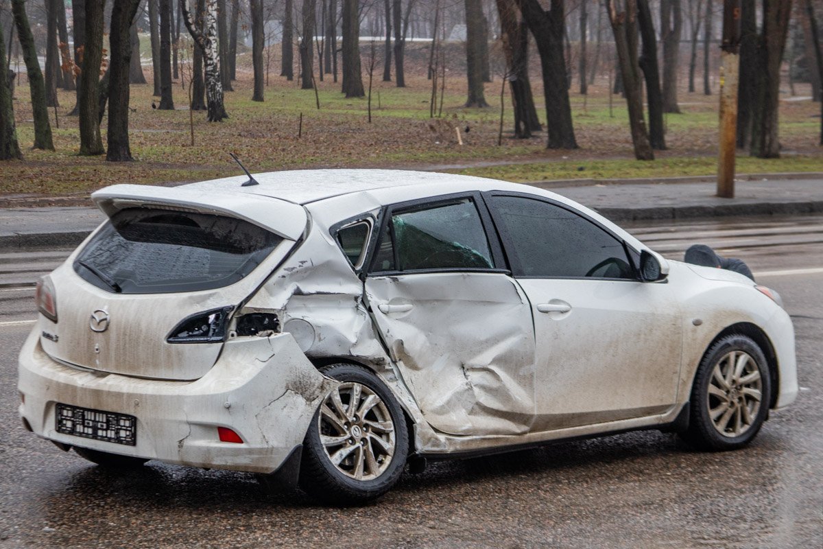 Mazda ударили в правую заднюю дверь Mazda ударили в правую заднюю дверь