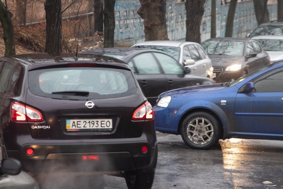 Из-за аварии на месте периодически собирается пробка Из-за аварии на месте периодически собирается пробка