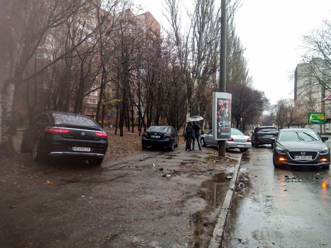 На улице Ярослава Мудрого,13 столкнулись Mazda и Mercedes На улице Ярослава Мудрого,13 столкнулись Mazda и Mercedes