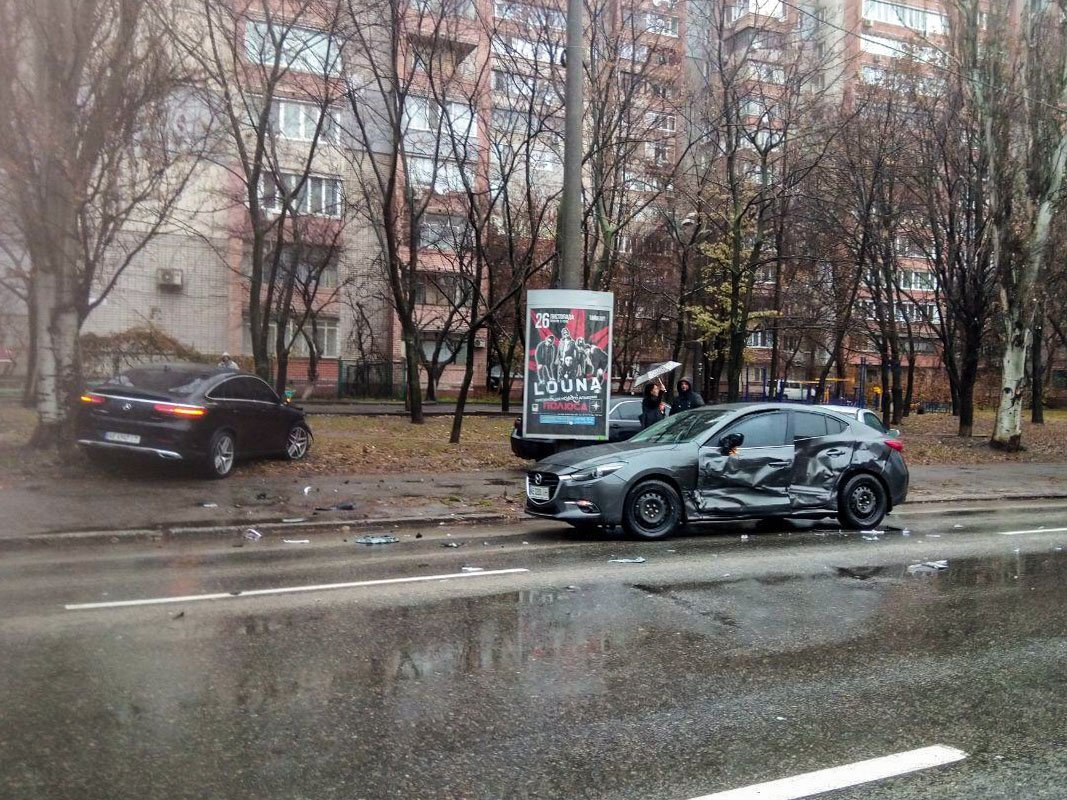 Из-за сильного удара один из автомобилей "отбросило" на тротуар Из-за сильного удара один из автомобилей "отбросило" на тротуар