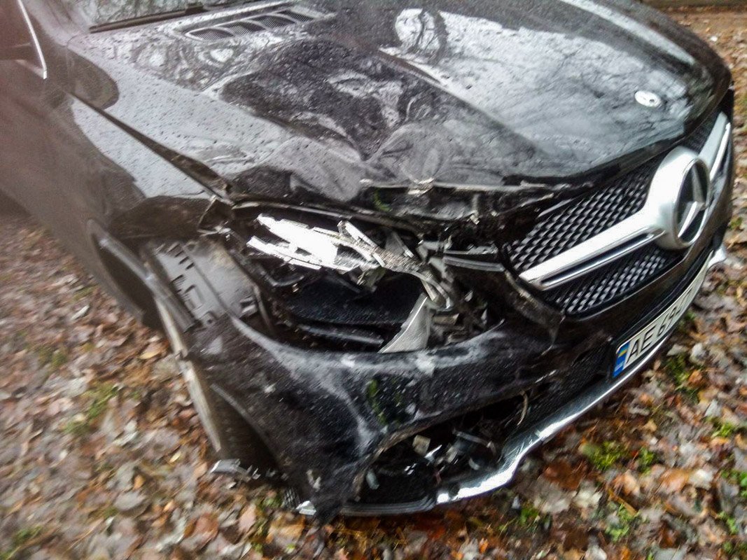 Оба автомобиля сильно повреждены Оба автомобиля сильно повреждены