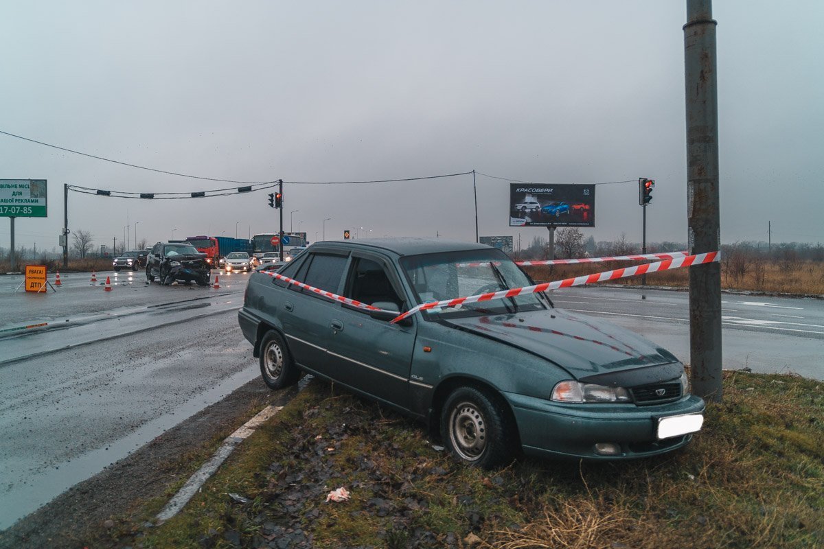 Авария произошла недалеко от гипермаркета "Эпицентр" в Слобожанском Авария произошла недалеко от гипермаркета "Эпицентр" в Слобожанском