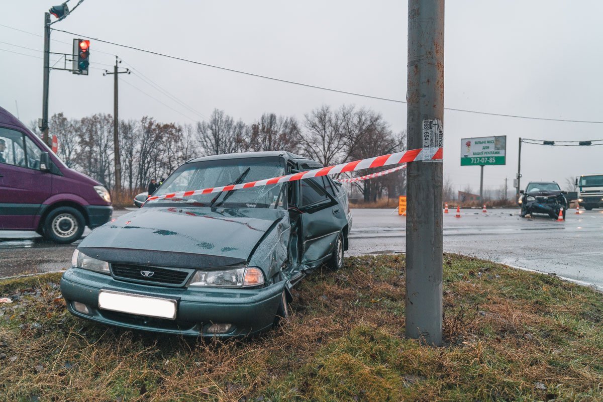От удара Daewoo отлетела на обочину От удара Daewoo отлетела на обочину
