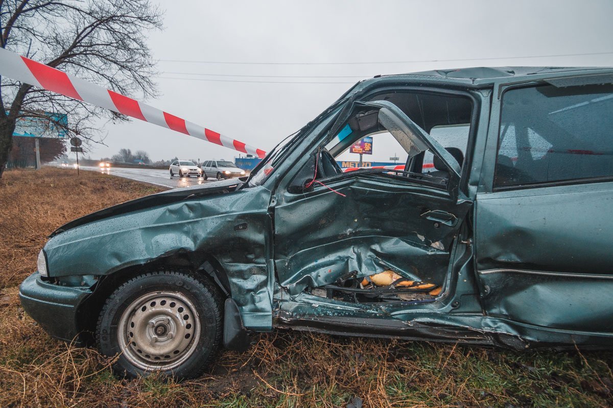 Удар пришелся прямиком в водительскую дверь Удар пришелся прямиком в водительскую дверь