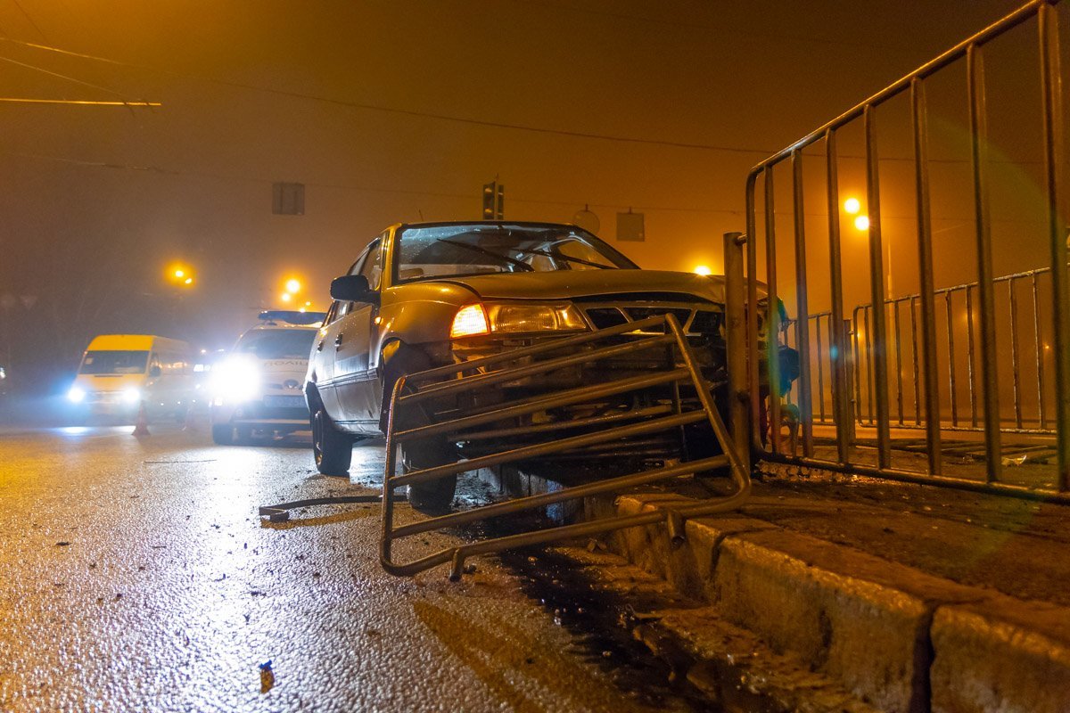 Daewoo снес ограждение