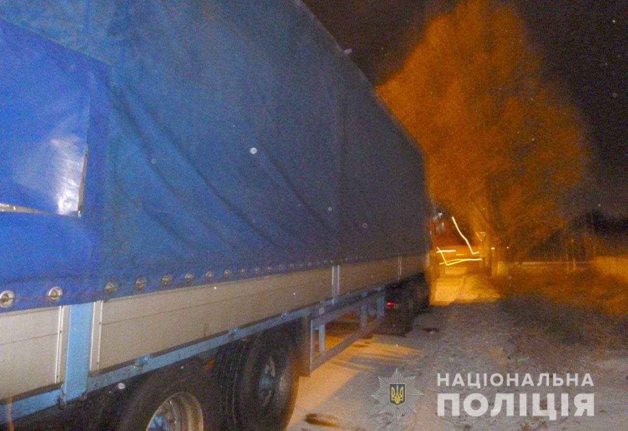 В Днепре задержали троих мужчин, которые ограбили фуру с бытовой химией В Днепре задержали троих мужчин, которые ограбили фуру с бытовой химией