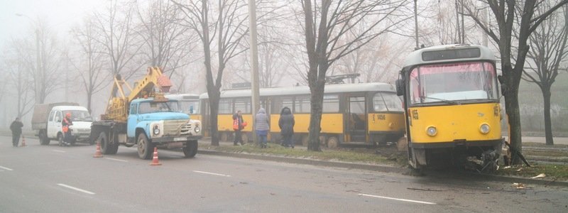 В Днепре трамвай №11 сошел с рельсов и чуть не врезался в дерево