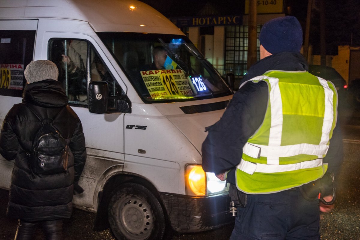 В Днепре снова начали проводить рейдовые проверки общественного транспорта В Днепре снова начали проводить рейдовые проверки общественного транспорта