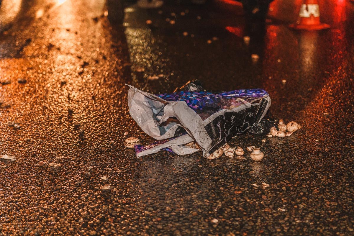 Неизвестные забрали сумку женщины, поэтому личность пострадавшей полицейским установить не удалось