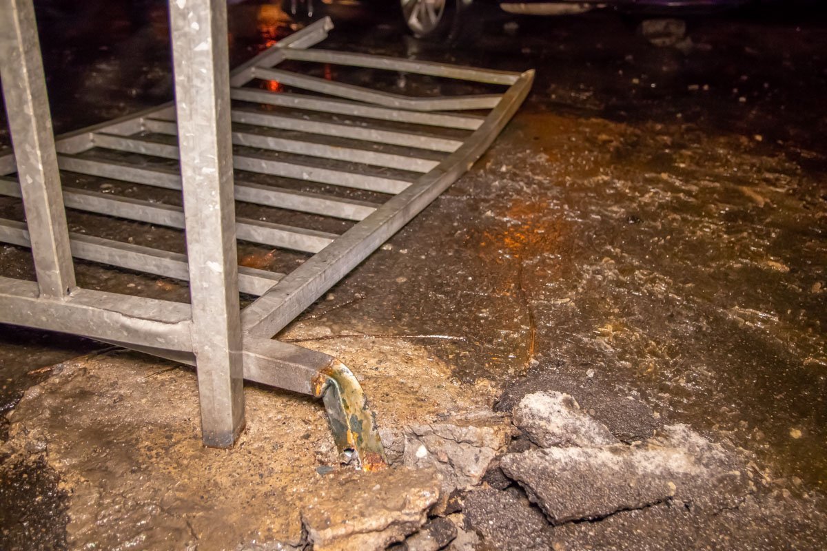 Автомобиль снес несколько секций дорожного ограждения