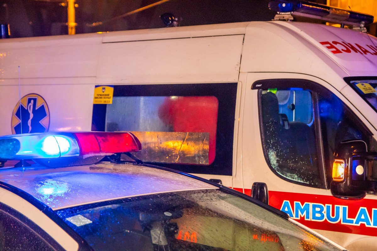 Медики на месте оказывали водителю первую помощь после выстрела