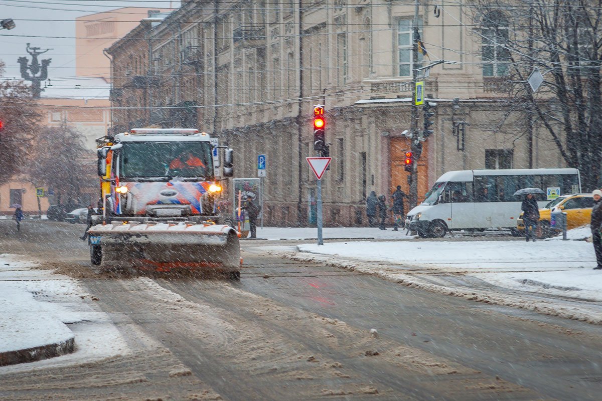 Днепр засыпало снегом: что происходит на дорогах 4