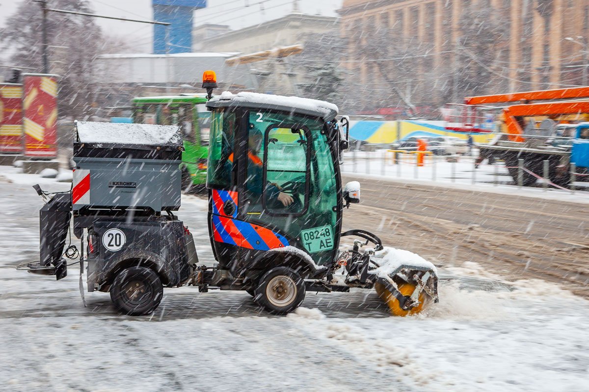 Днепр засыпало снегом: что происходит на дорогах 13