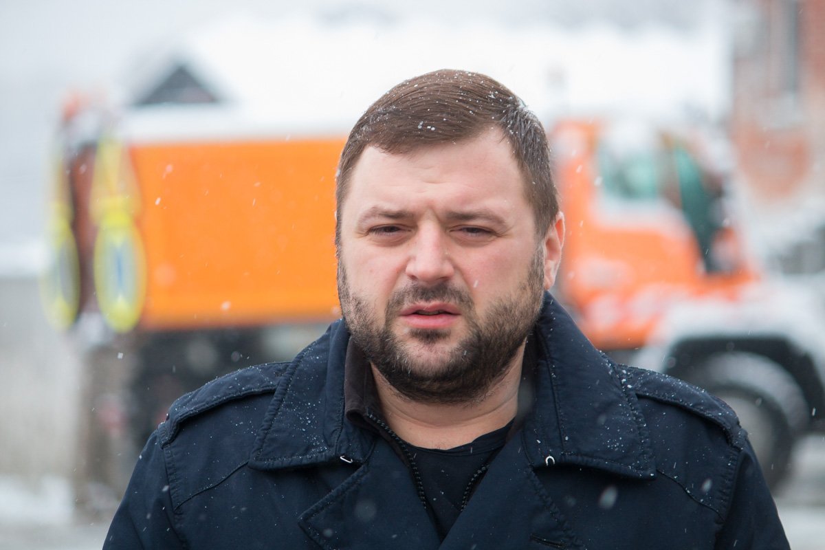 На территории КП "Управление по ремонту и эксплуатации автопутей" заммэра Михаил Лысенко рассказал о готовности города к снегопадам