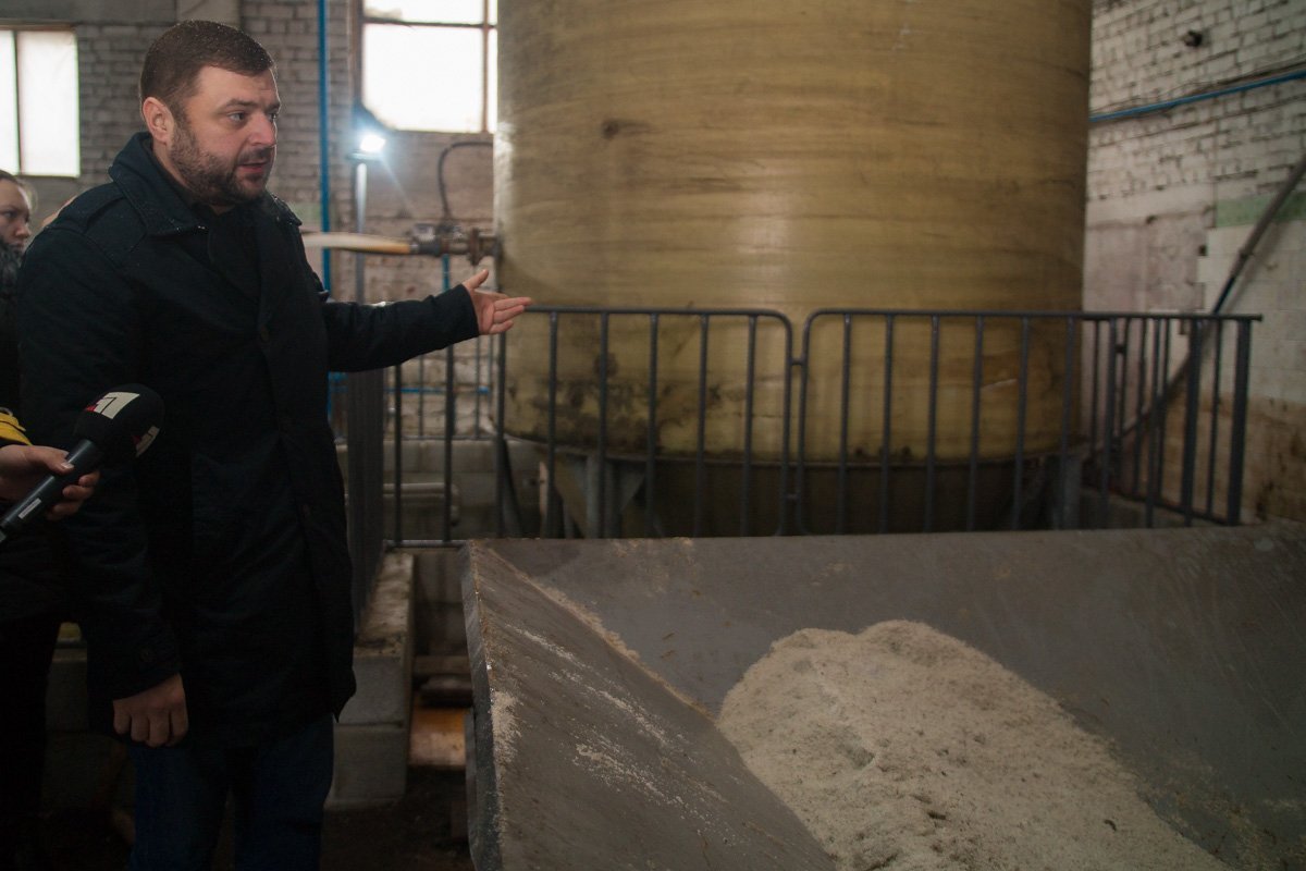 Михаил Лысенко попробовал соляную смесь, чтобы доказать, что она не вредная 