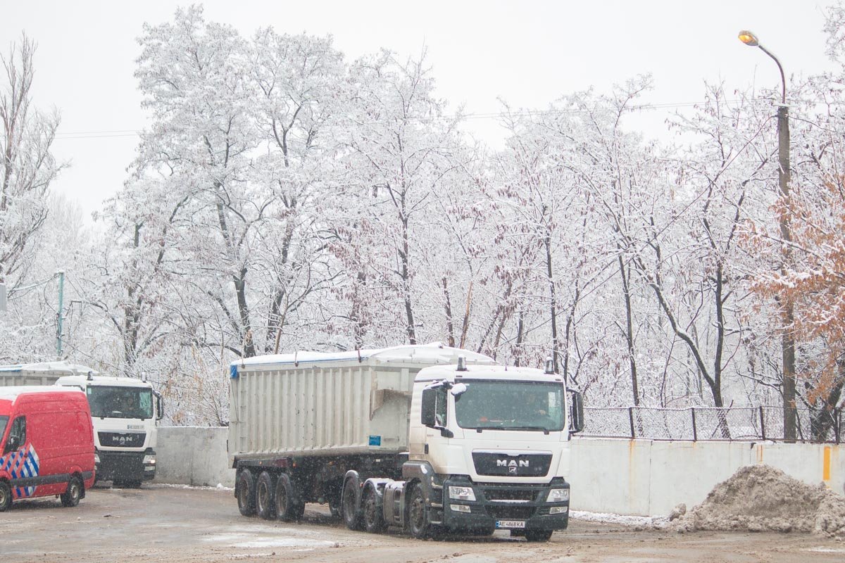 Коммунальная техника обрабатывает и будет обрабатывать все спуски, подъемы, мосты, путепроводы, поскольку ожидаются обильные осадки до субботы