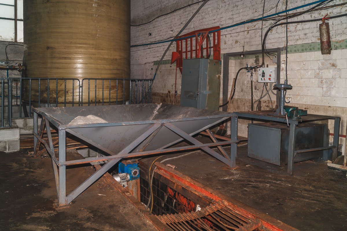 В этом помещении готовят смесь и наполняют ею технику