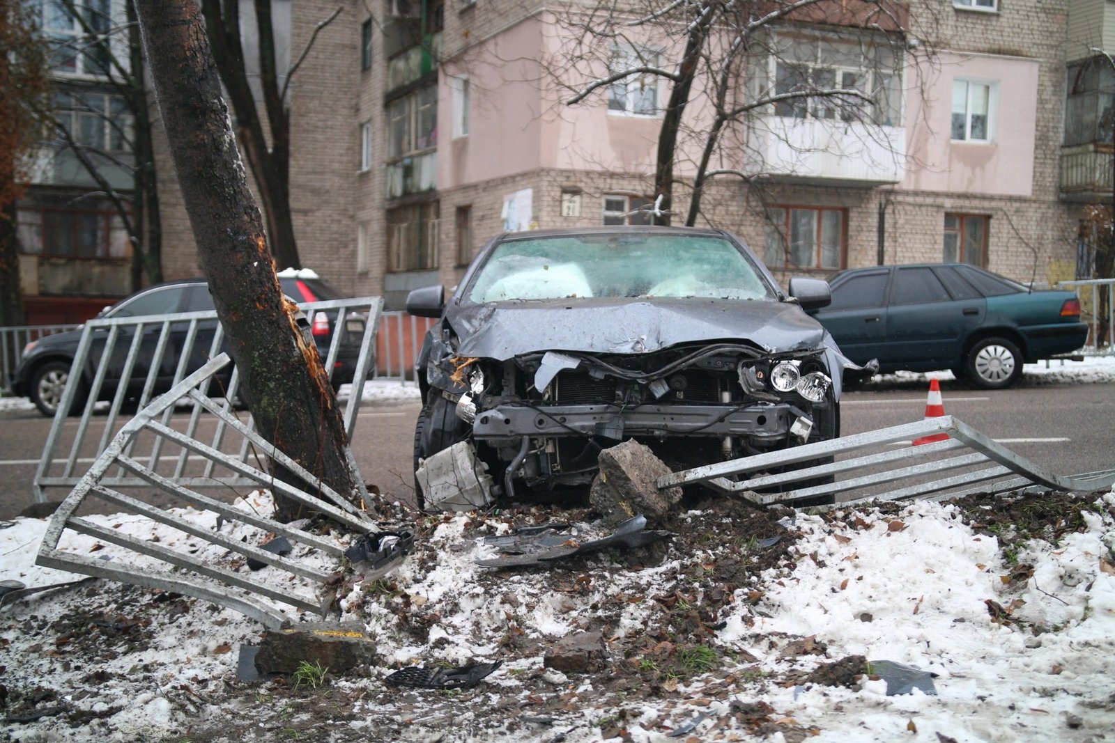 Автомобиль снес оградку Автомобиль снес оградку