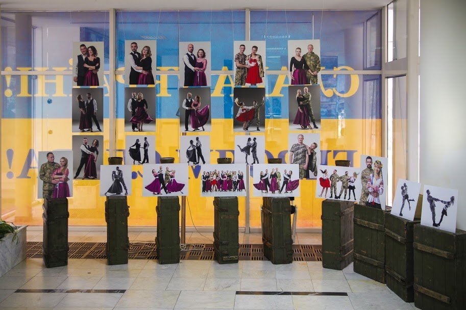 В Днепропетровской ОГА презентовали фотовыставку об АТОшниках-танцорах 12