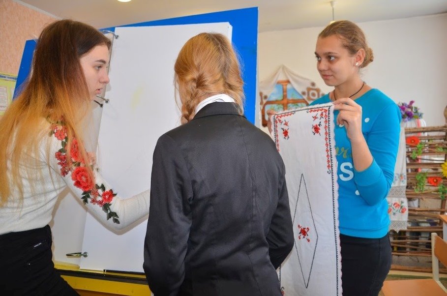 Главный символ Днепропетровского края – Петриковская роспись, которую на рисунке объединят с национальным рушником